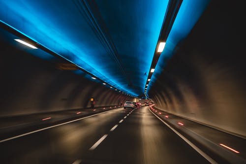 游戏中时光倒流摄影在隧道中的汽车 · 免费素材图片