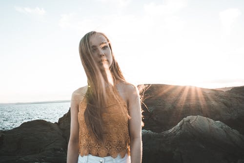 女人站在灰色的岩层上 · 免费素材图片