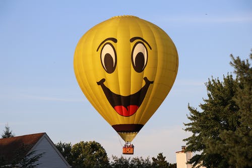黄色热气球在空中 · 免费素材图片
