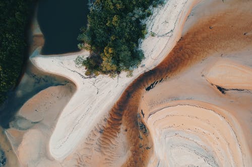 顶视图摄影的岛屿与大水体旁边的树木 · 免费素材图片