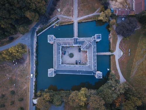 被水包围的混凝土建筑 · 免费素材图片