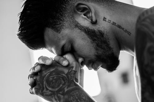 男子纹身祈祷 · 免费素材图片