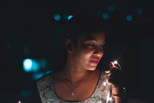 女人抱着弦光的浅焦点摄影 · 免费素材图片