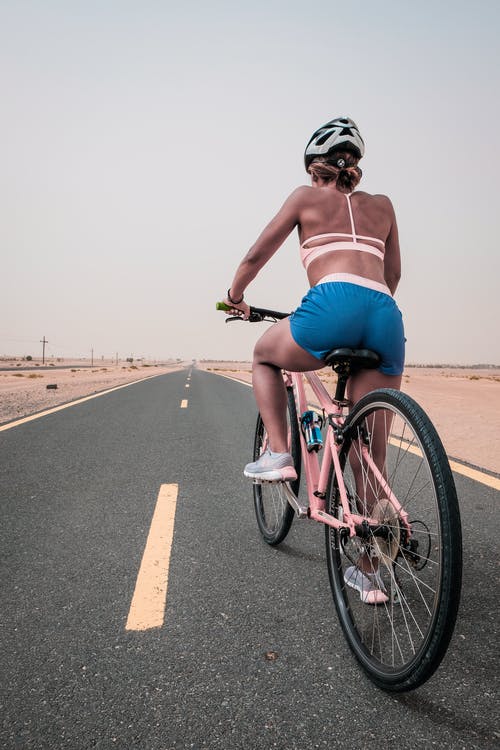 骑自行车的女人 · 免费素材图片