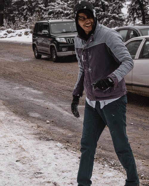 冬季夹克笑在汽车附近的人 · 免费素材图片