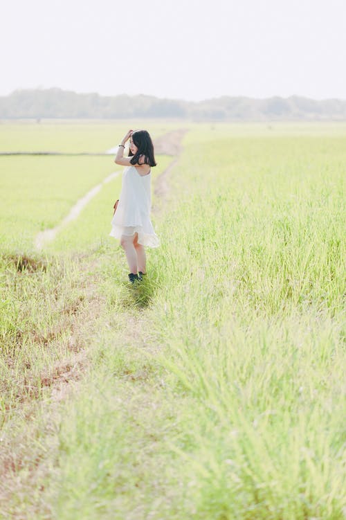 站在绿草地上的女人 · 免费素材图片