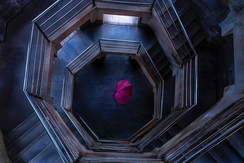 建筑物中红色雨伞的选择性彩色摄影 · 免费素材图片
