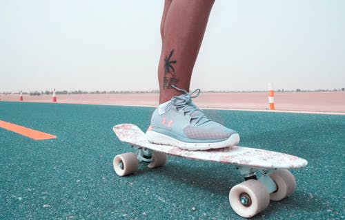 公路上的人滑板 · 免费素材图片