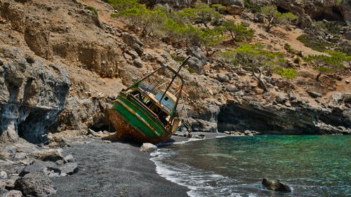 击毁渔船在海边 · 免费素材图片