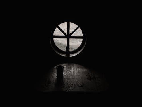 空房间里关闭的窗户旁边的杯子的灰度摄影 · 免费素材图片