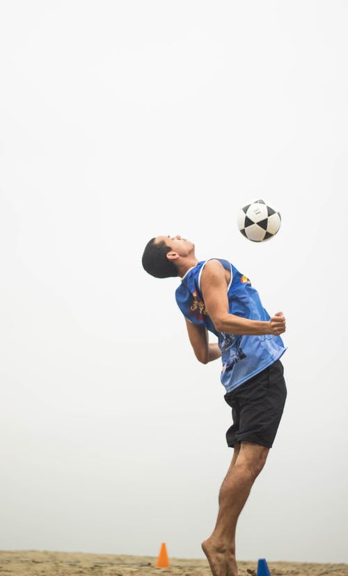 男子踢足球 · 免费素材图片