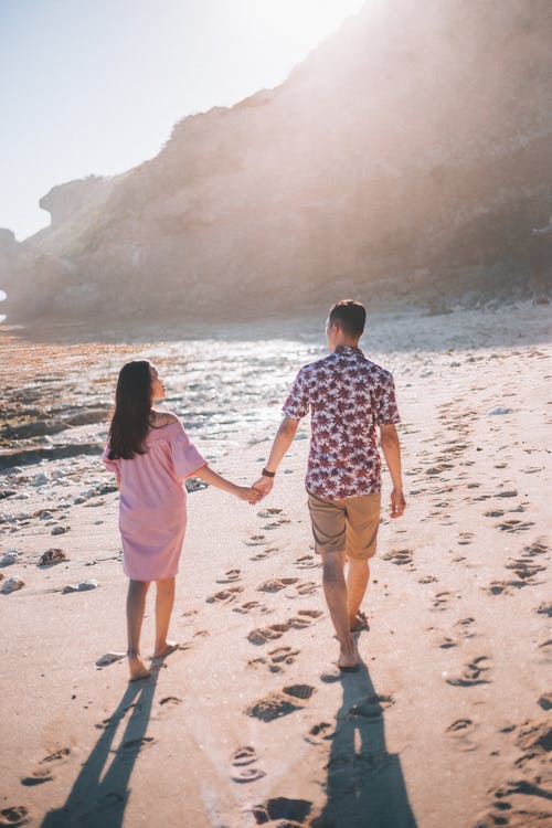 情侣牵手走在海边 · 免费素材图片