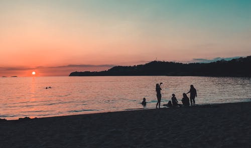 人们站在海边 · 免费素材图片