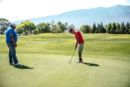 两名男子打高尔夫球 · 免费素材图片
