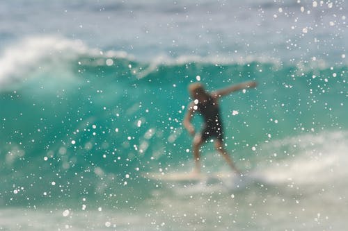 骑在冲浪板上的人 · 免费素材图片