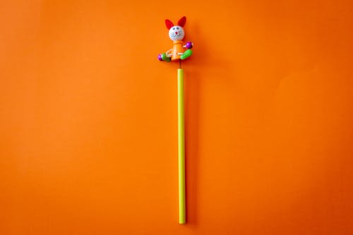橙色表面上的黄色和多彩多姿的动物玩具 · 免费素材图片