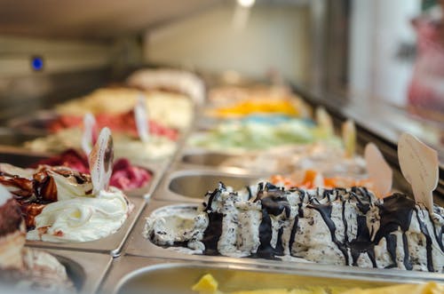 灰色金属自助餐服务器上的什锦冰淇淋 · 免费素材图片