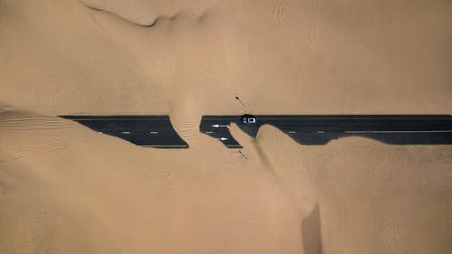 黑路布满沙子 · 免费素材图片