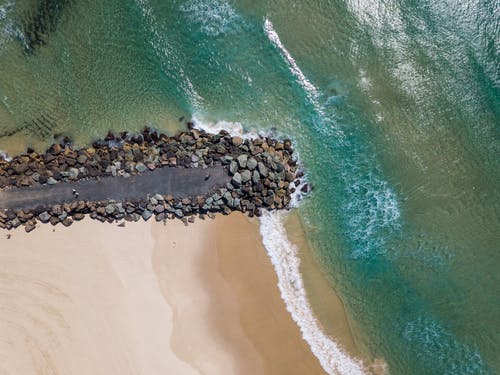 海洋和沙滩沙的顶视图照片 · 免费素材图片