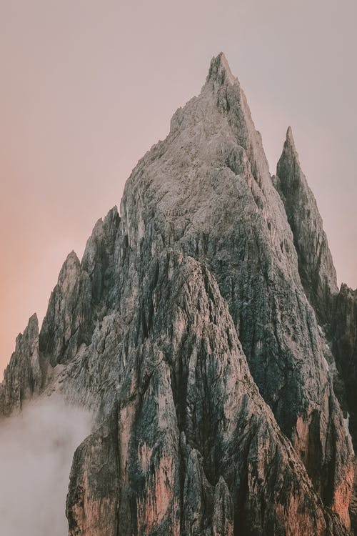 低角度拍摄的岩层 · 免费素材图片