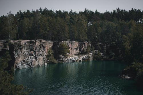 悬崖附近的水体 · 免费素材图片