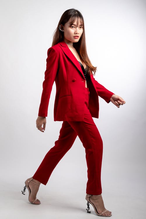 女人穿着红色西装外套和裤子 · 免费素材图片