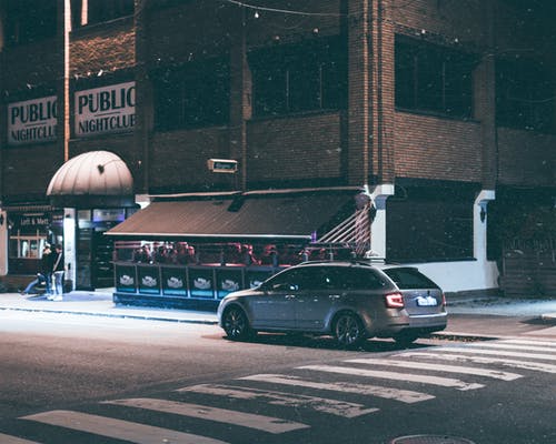 夜间停在道路上的灰色旅行车 · 免费素材图片