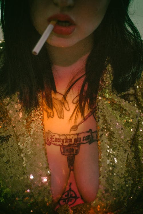 女人吸烟香烟 · 免费素材图片