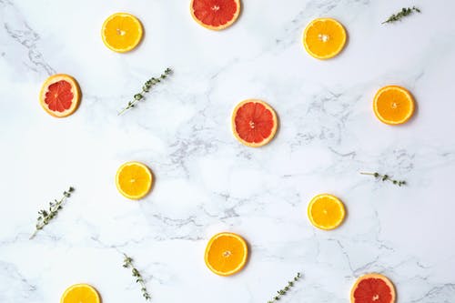 在大理石表面上切柑橘类水果的平面摄影 · 免费素材图片