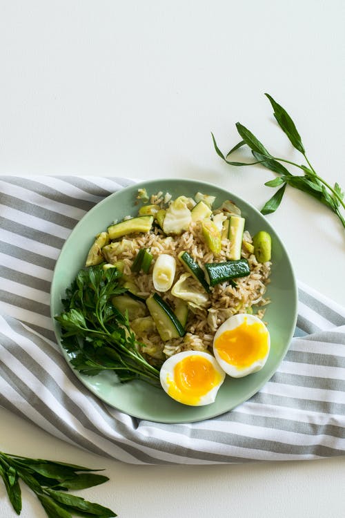 绿色陶瓷盘西葫芦，水煮蛋和欧芹饭 · 免费素材图片