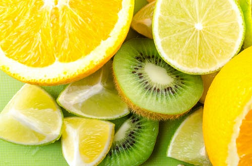 切片的猕猴桃，柠檬和橙色水果的照片 · 免费素材图片