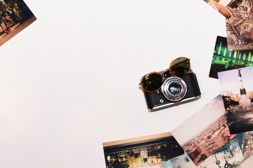 相机上的棕色镜框眼镜 · 免费素材图片