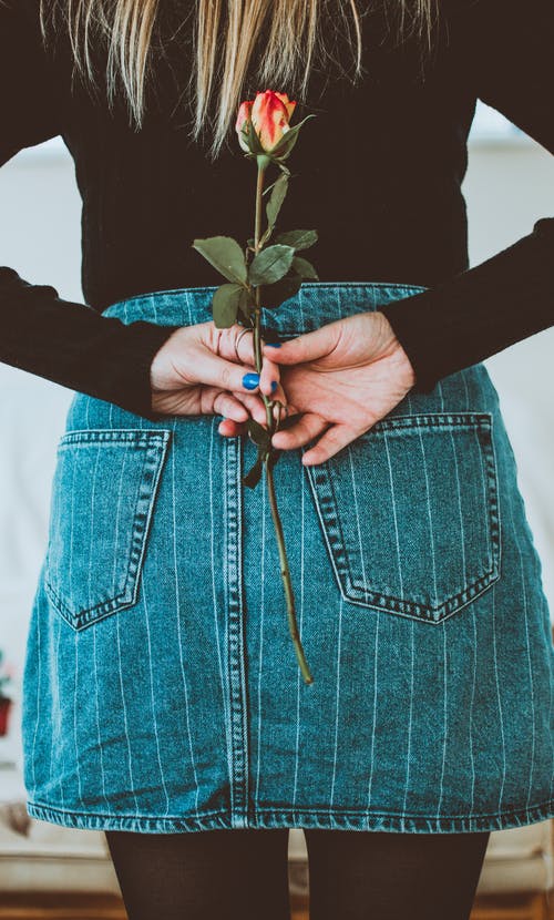 女人在她背上捧着花 · 免费素材图片