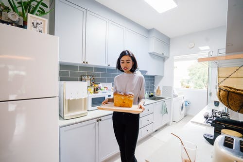 女人站着砧板 · 免费素材图片