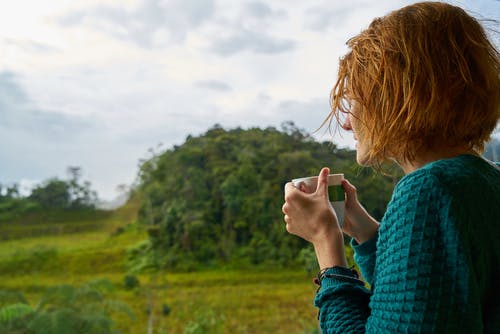 女人拿着杯子的特写照片 · 免费素材图片