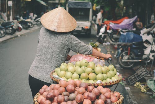 人推黑自行车 · 免费素材图片