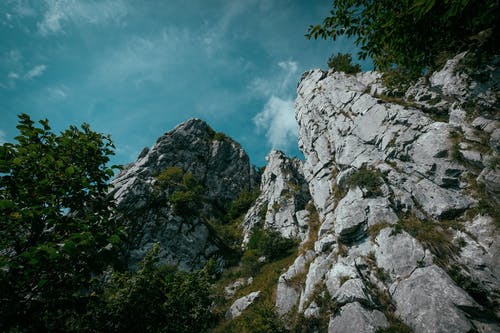 悬崖的蠕虫视角摄影 · 免费素材图片