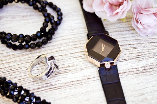 黑色和金色带皮革表带的模拟手表 · 免费素材图片