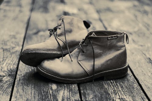 地板上的chukka靴子 · 免费素材图片