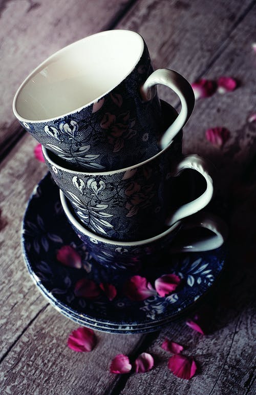 三个黑花茶杯 · 免费素材图片