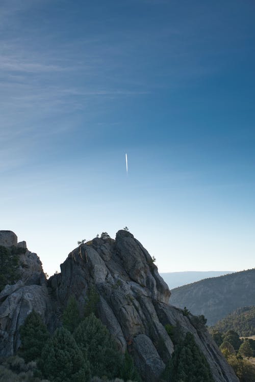 蓝蓝的天空上的流星 · 免费素材图片