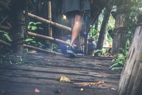 在木桥上行走的女人 · 免费素材图片