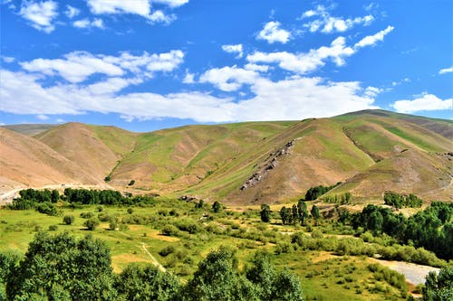 蓝天下的棕色和绿色山脉 · 免费素材图片
