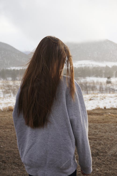 女人看着悬崖 · 免费素材图片