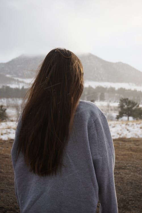 女人穿着灰色毛衣 · 免费素材图片