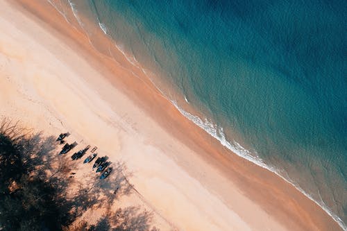 海滨与风平浪静的航拍照片 · 免费素材图片