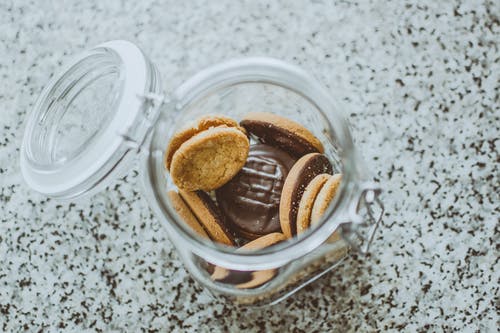 在罐子里的巧克力饼干的照片 · 免费素材图片