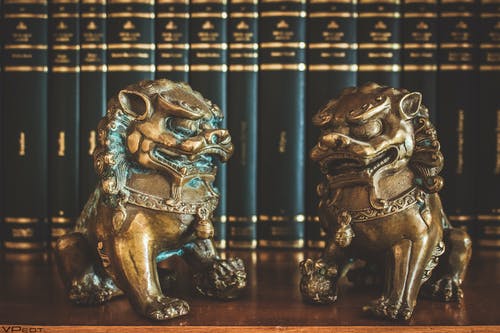 桌面上的两个棕色中国卫报狮子雕像 · 免费素材图片
