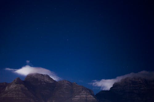 白云和蓝天下的小山的选择性聚焦摄影 · 免费素材图片