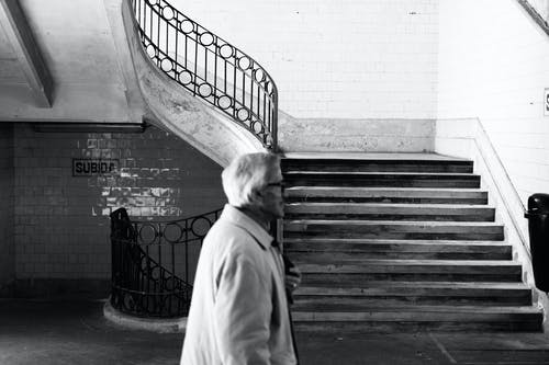 在楼梯附近行走的人的灰度摄影 · 免费素材图片